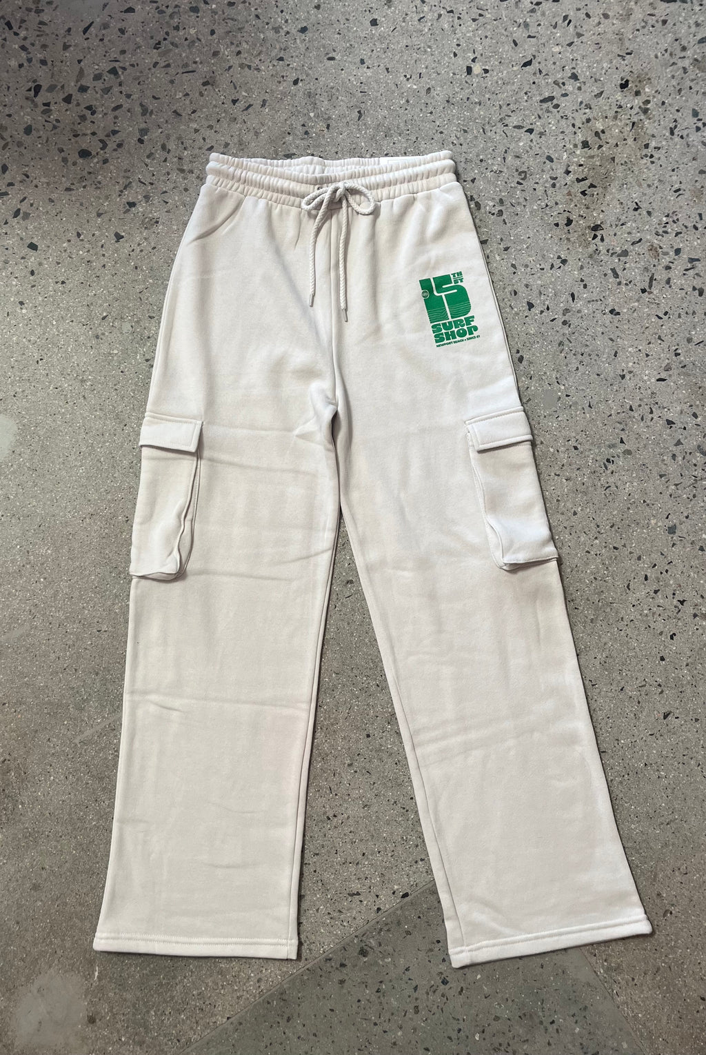 15th St WOMEN Groovy Drip Cargo Pocket Fleece Joggers KELLY GREEN on SAND